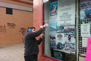 Antes de la limpieza de graffiti en cristal en Parla